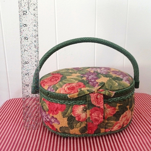 Vintage Sewing Box With Notions - Picture 11 of 14